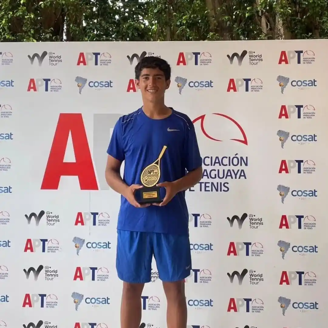 El joven tenista tandilense Ángel Maffezzoli.