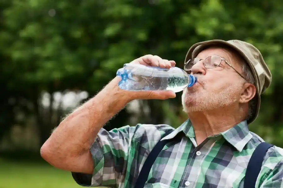 La importancia de la hidratación en los adultos mayores en verano.