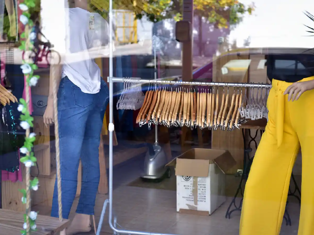 Los comercios vuelven a funcionar con  modalidad delivery y en horario especial