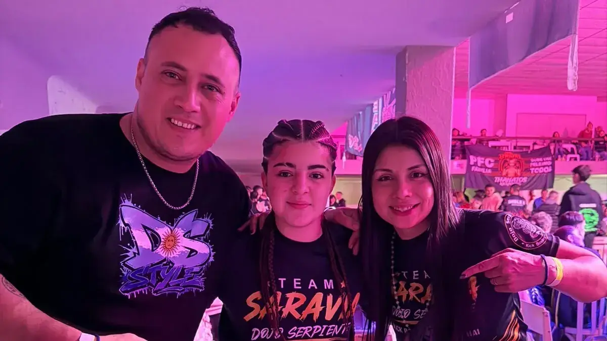 India Cafiel, una de las destacadas del Laprida Fight Night 5, acompañada por los entrenadores Maxi Saravia y María de la Paz Venegas
