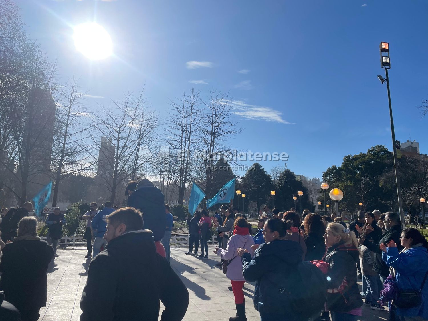 Grupo de trabajadores municipales en reclamos por las paritarias.