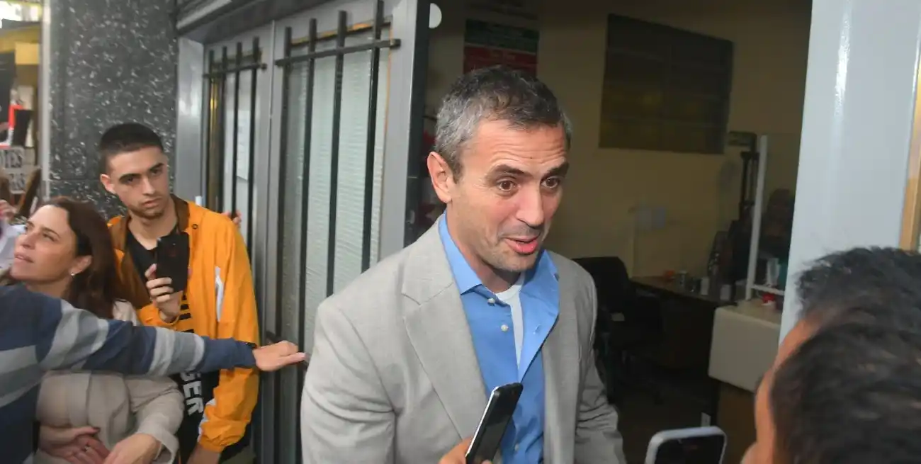 Simpatizantes partidarios se acercaron a la Secretaría Electoral a saludar a Karina Milei y Martín Menem. El contacto con la prensa fue limitado y en un marco caótico. Créditos: Flavio Raina.