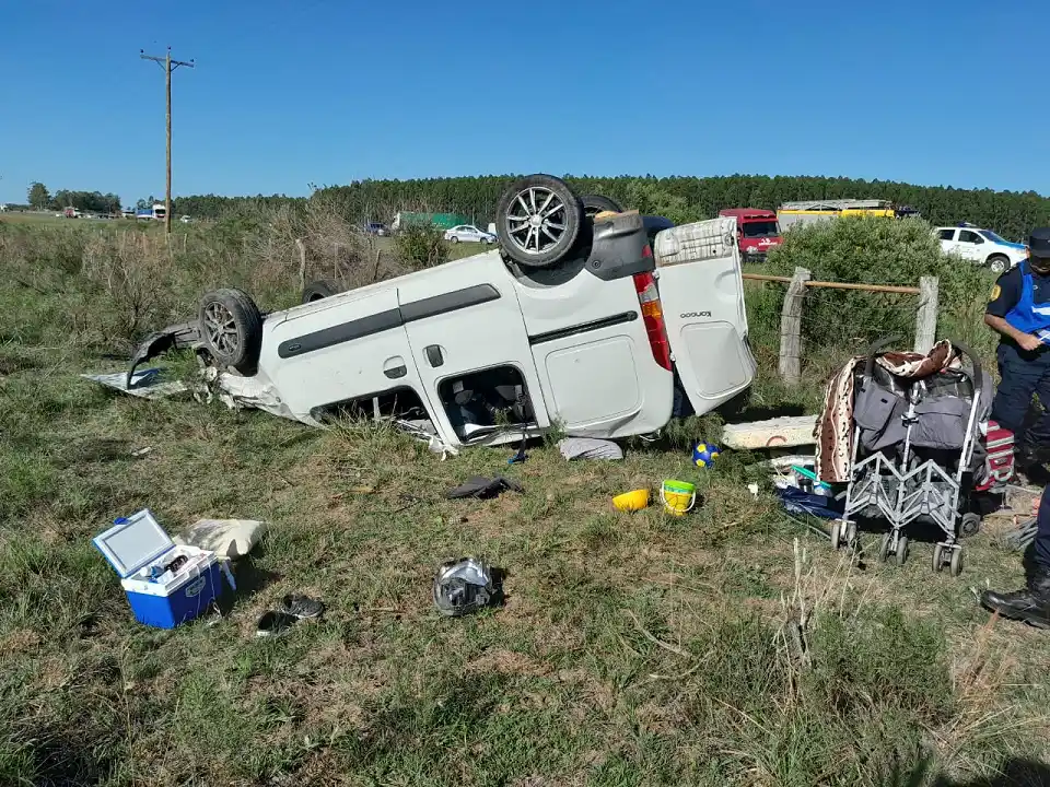 Una mujer falleció en el vuelco de un utilitario sobre la autovía Artigas