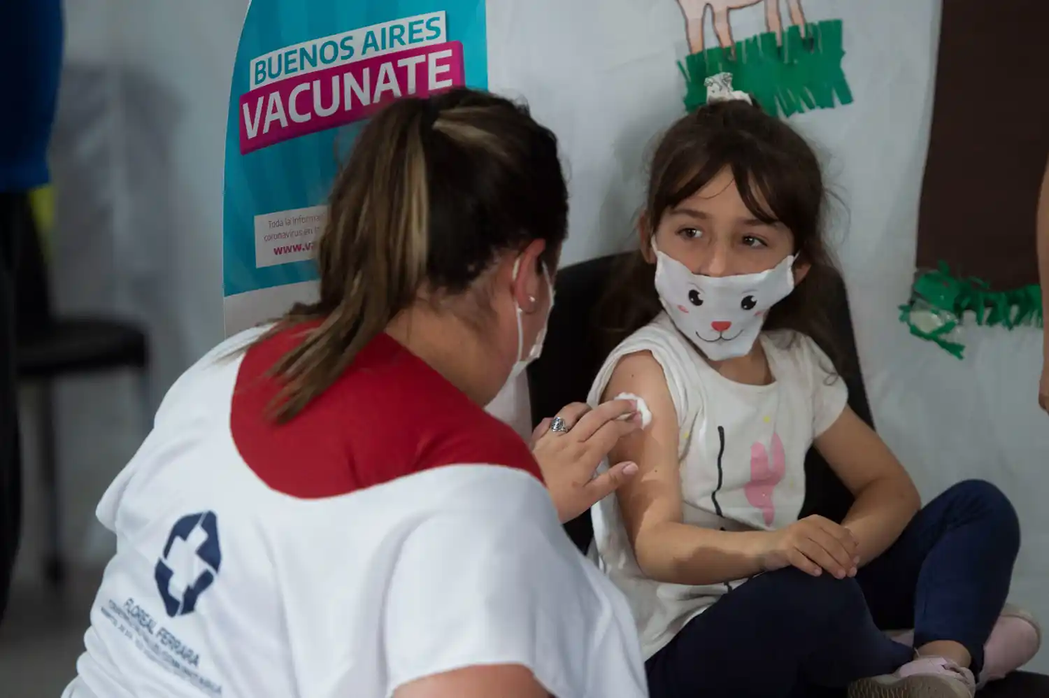 Vacunación Covid en escuelas de Tandil: Protocolos “severísimos” y obra de títeres para los más chicos