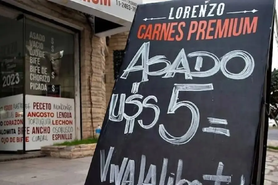 Una carnicería bonaerense publicó el precio del asado en dólares y se volvió viral