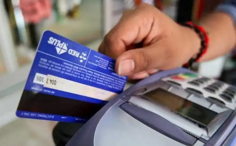 Comercios y profesionales deberán aceptar pagos con tarjeta de débito desde este domingo