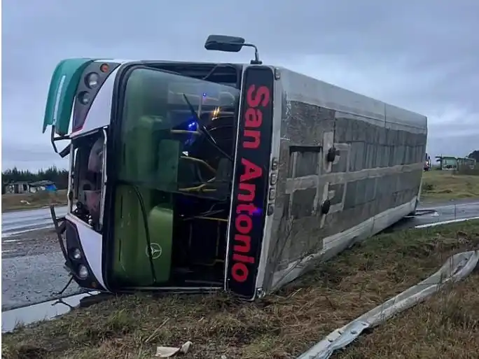 Volcó un micro con cosecheros de Concordia en la Autovía 14: varios heridos