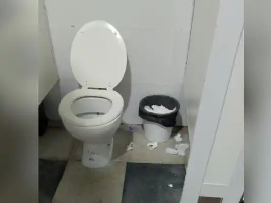 Así están los baños de la terminal