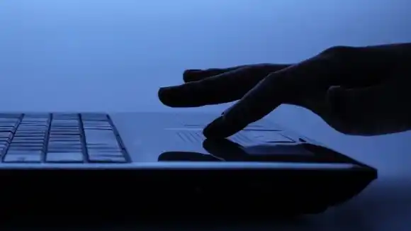 ¡CAPTURADA! Facilitaba sus cuentas bancarias para estafar a clientes de famosa tienda de electrodomésticos