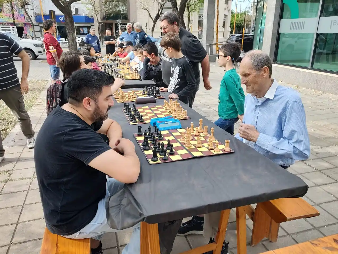 El ajedrez ya se disfruta en las plazas de la ciudad