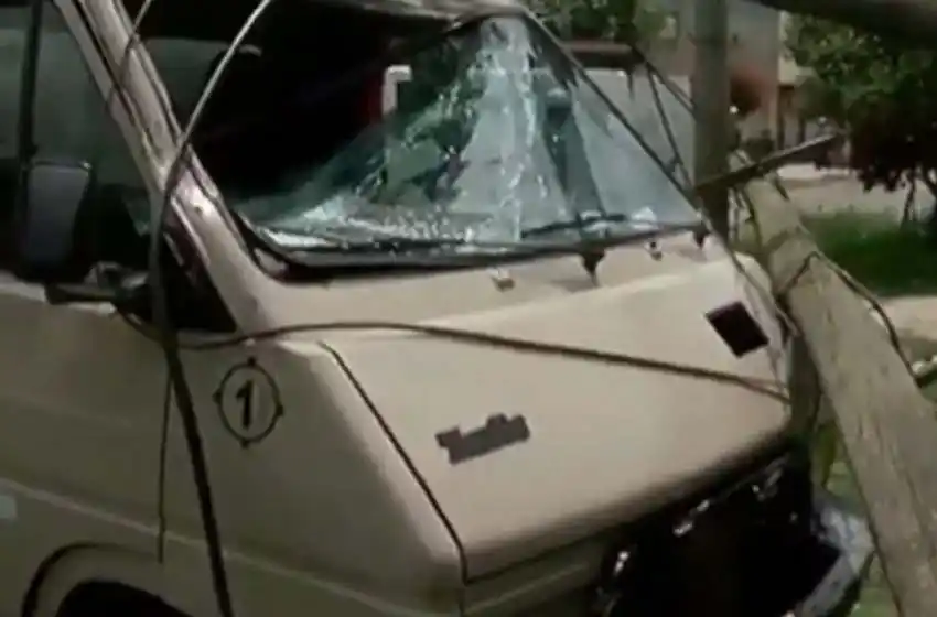 Desastre en zona suroeste: chocó, arrastró cables, derribó dos columnas y dejó a vecinos sin luz