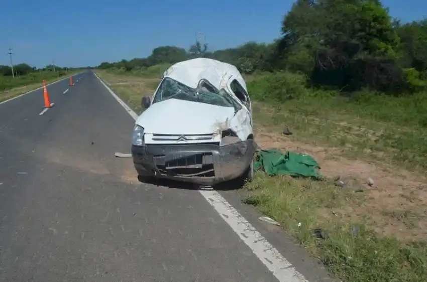 Ibarreta: un vehículo utilitario volcó en la RN 95 y su conductor falleció