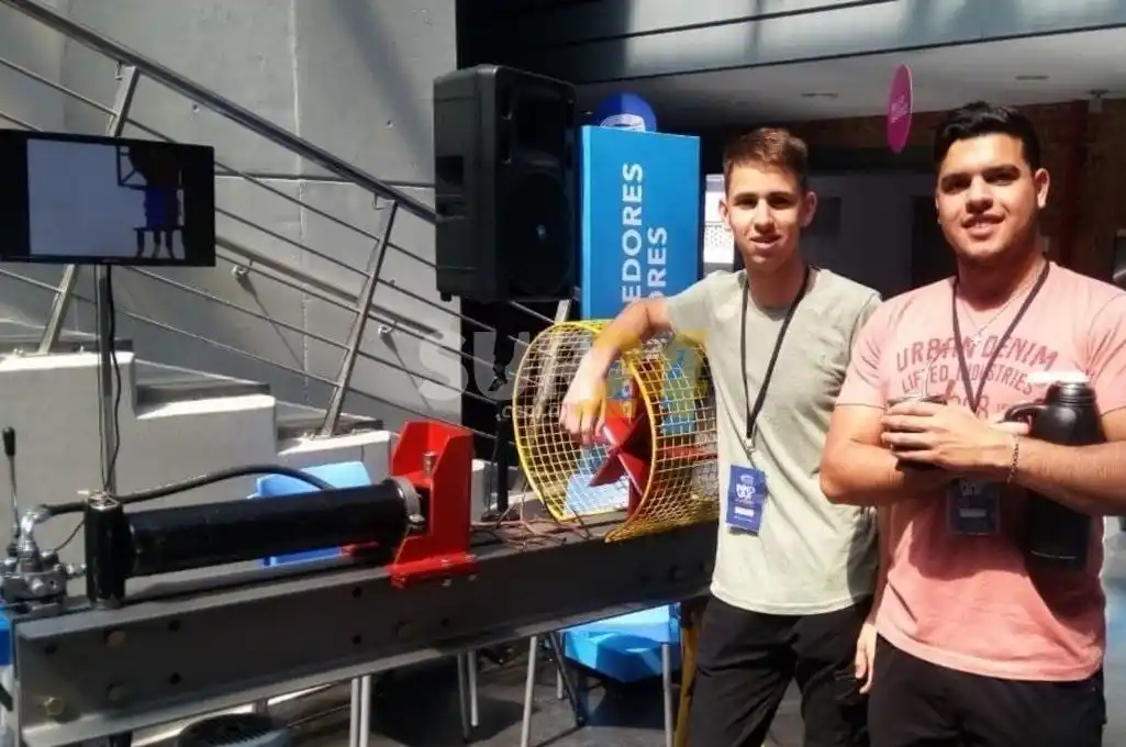 Tienen 21 años y desarrollan una herramienta que minimiza el riesgo de accidentes entre los hacheros de Santa Fe