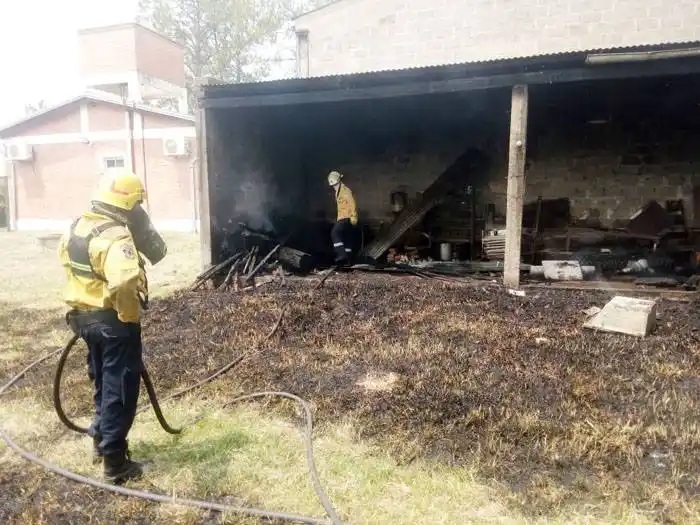 Incendiaron un galpón por quemar basura