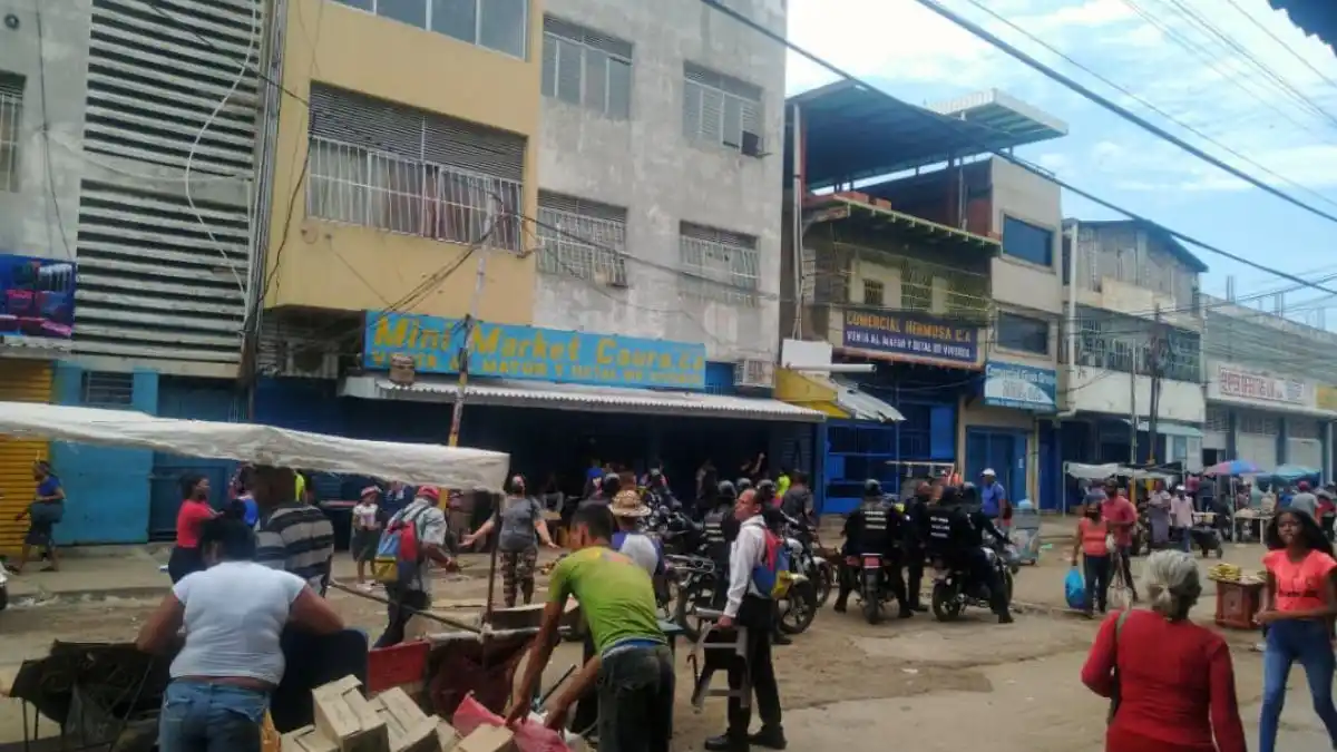 ¡ALERTA EN EL MERCADO MUNICIPAL!  Situación irregular puso a correr a comerciantes en Puerto La Cruz