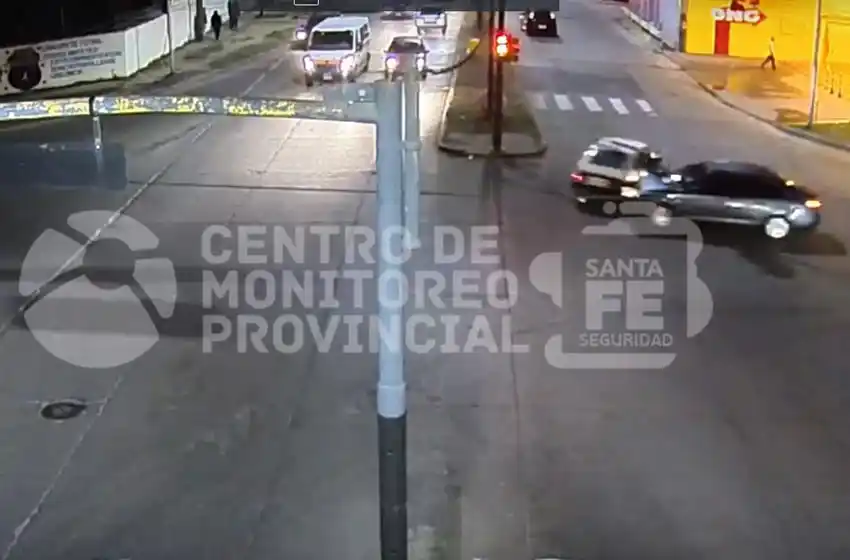Video: fuerte choque entre dos automóviles en Mendoza y Circunvalación