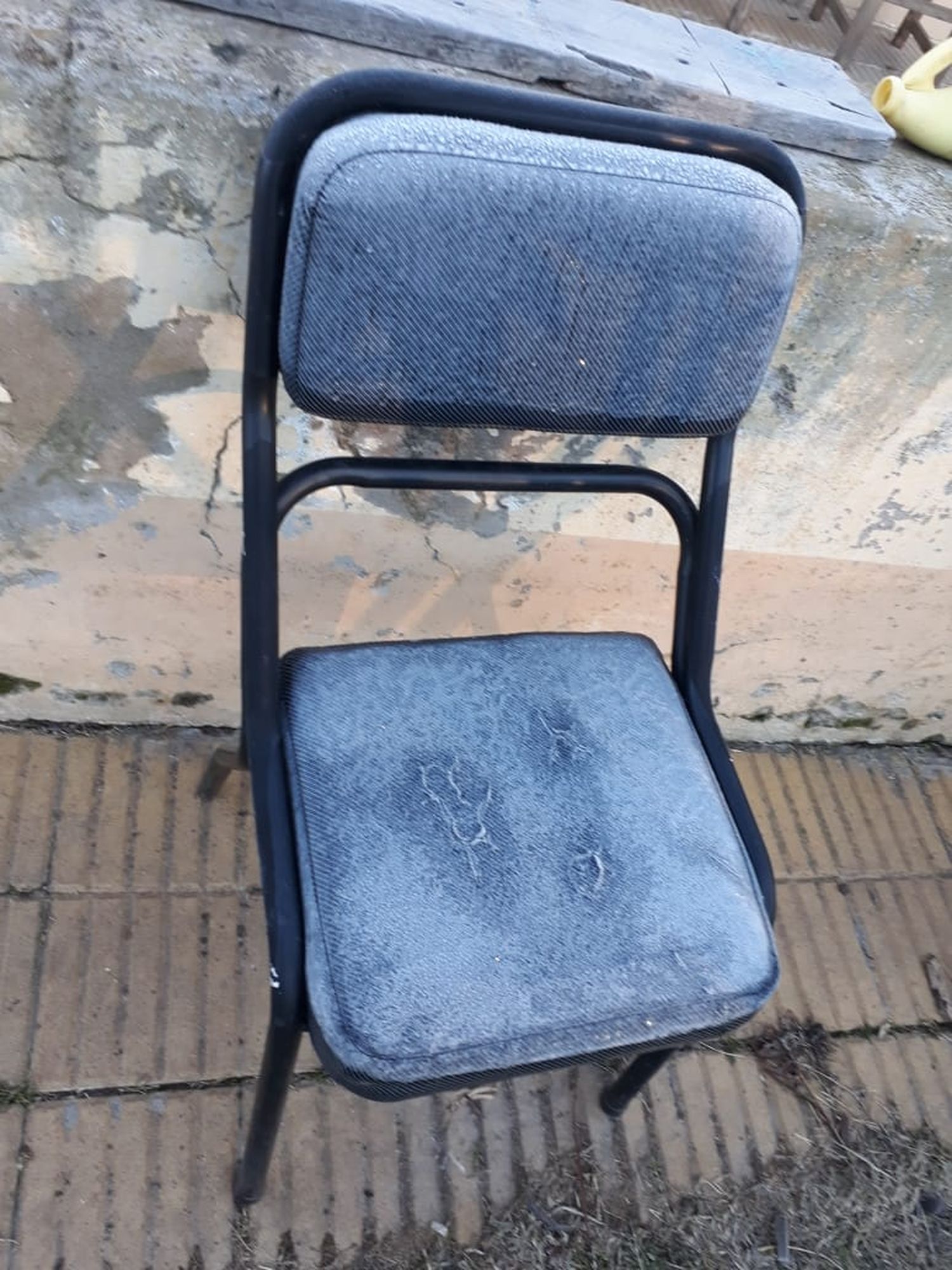 Apostillas del frío en De la Canal: una silla y un bebedero de caballos helados