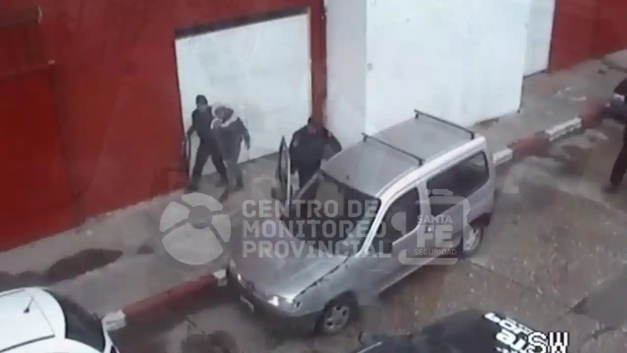 Chicos de 16 y 19 años robando cerca del Club Unión