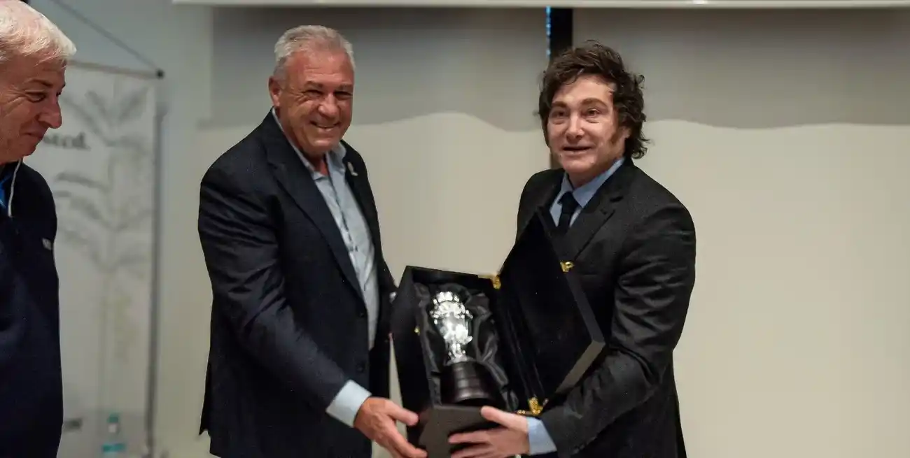 Javier Milei en Conmebol junto al Nery Pumpido