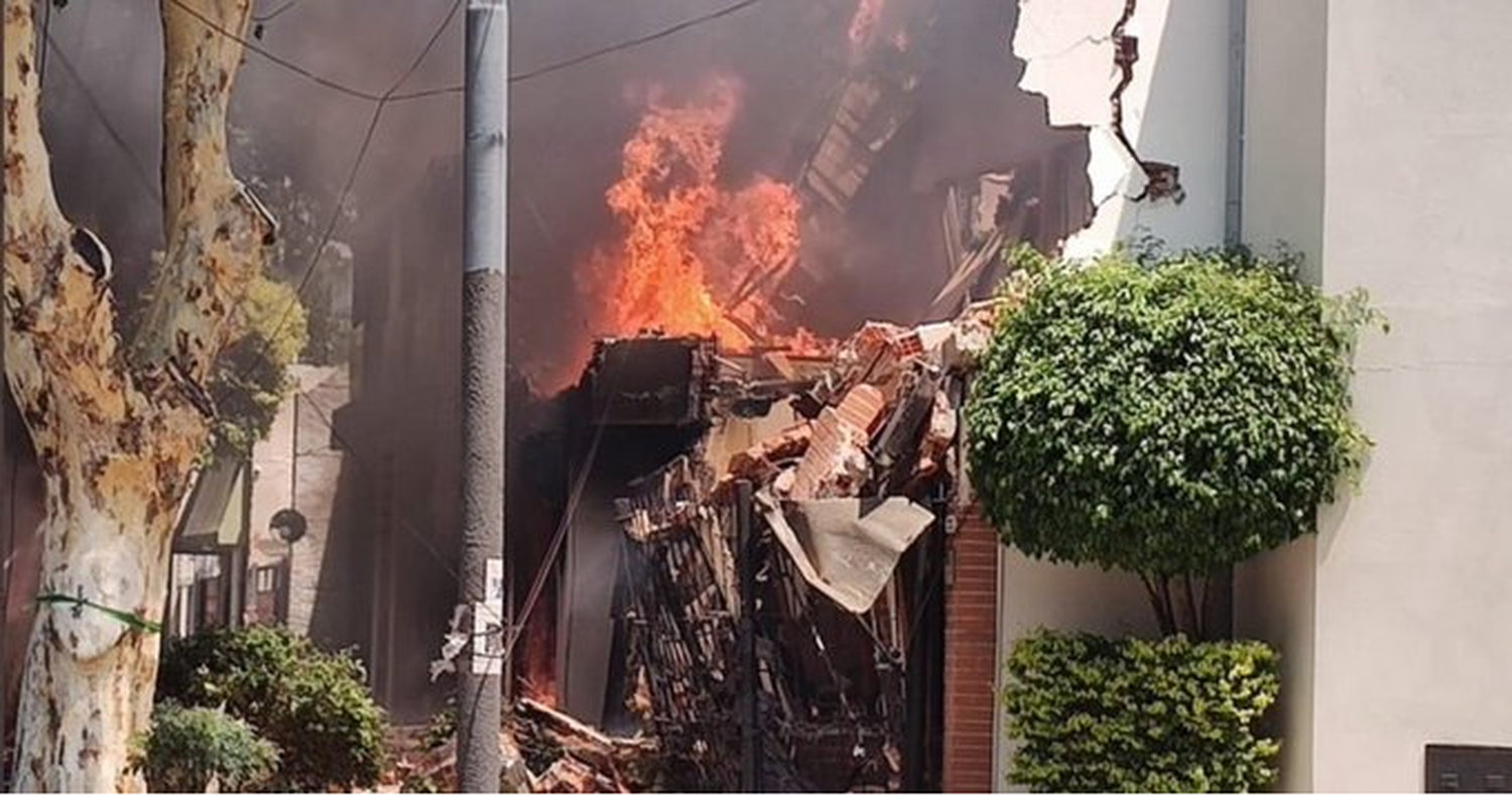 Un operario herido y otro desaparecido tras explosión y derrumbe en Devoto