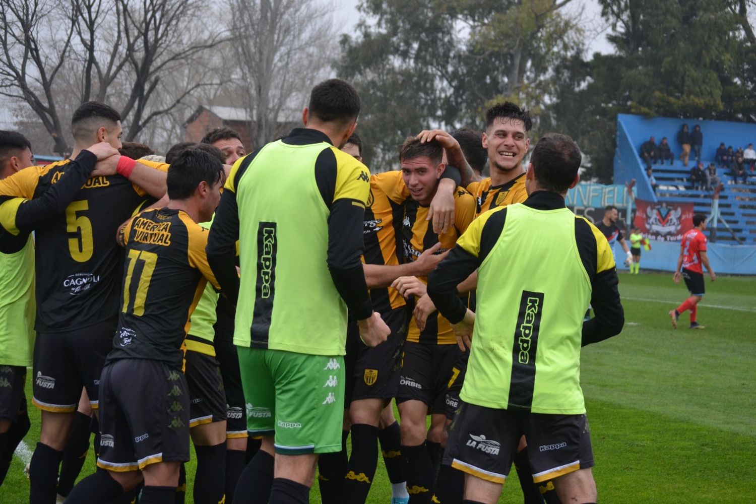 FOTO PRENSA SANTAMARINA Festejo aurinegro en Adrogué.