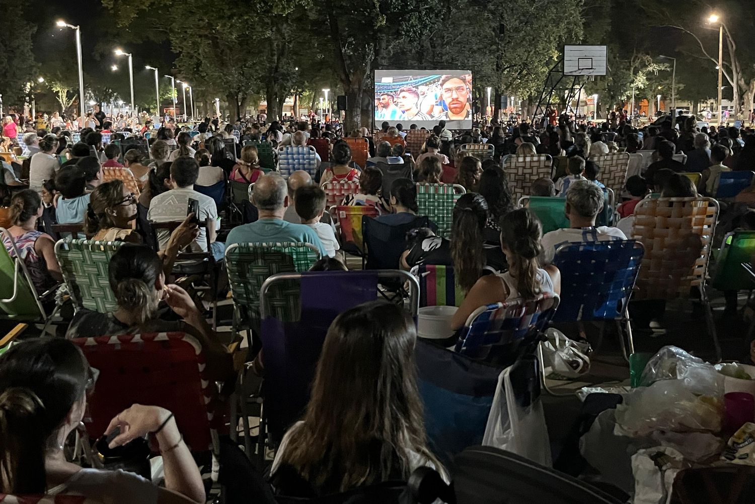 "Cine Bajo las Estrellas" tuvo su primera proyección del año.