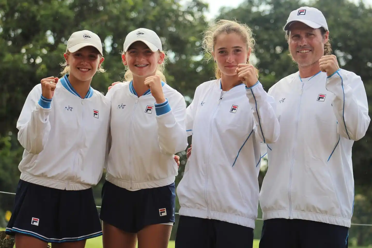 Larraya Guidi, Luna Cinalli, Candela Vázquez y el capitán Ignacio Asenzo.