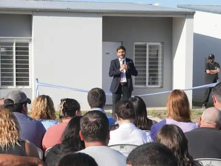 El gobernador presente en el acto de entrega de viviendas en  San Jerónimo Norte. Foto: GSF