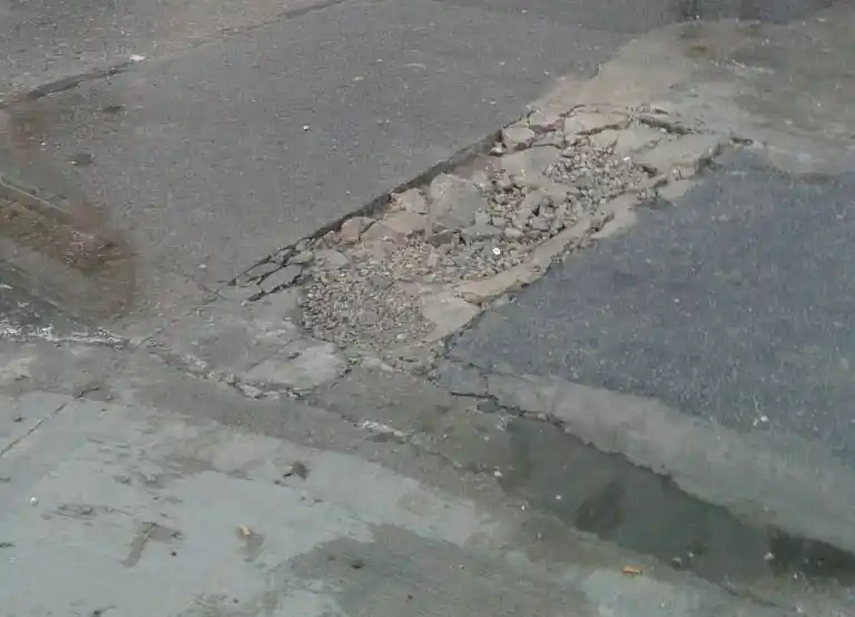 Regresó el bache a 83 y 4