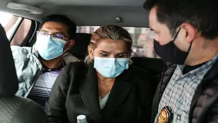 Expresidenta de Bolivia habría intentado quitarse la vida: el gobierno asegura que solo «fueron rasguños»