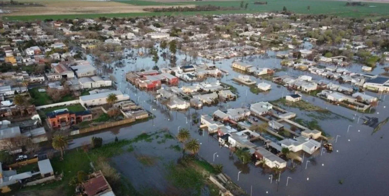 Toma aérea del día lunes, con el agua aún desbordada. Foto: Gentileza FM Vía Libre 87.9
