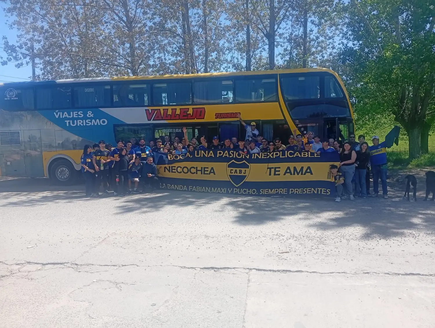 Con el deseo de que Boca recupere la punta, decenas de hinchas de Necochea presentes en la Bombonera