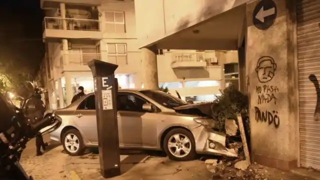 Rosario: esquivo una moto y chocó contra una casa