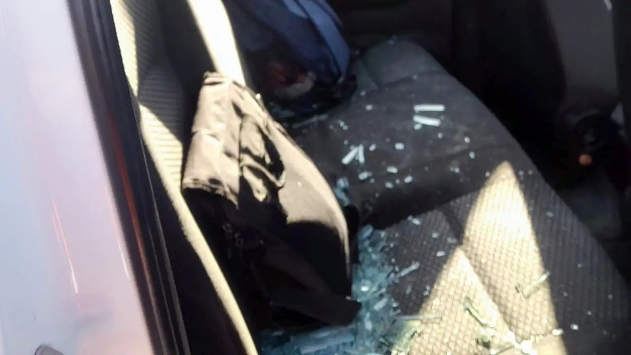 El agresor rompió el vidrio trasero de la camioneta de Tránsito comunal