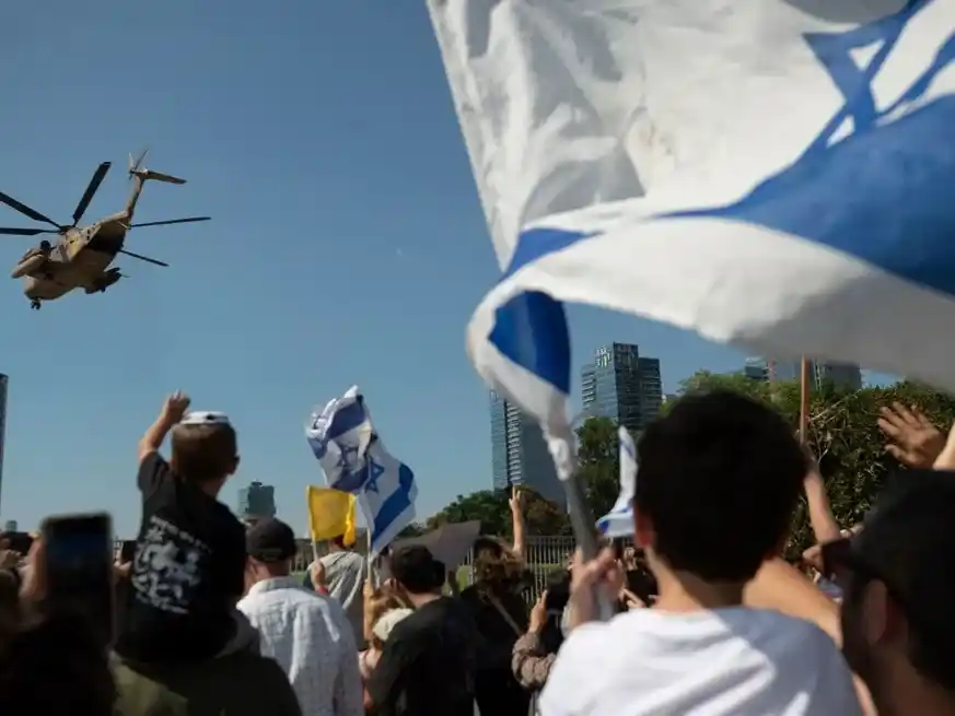 El helicóptero que transporta a los rehenes liberados llega a un hospital. Crédito: Xinhua.