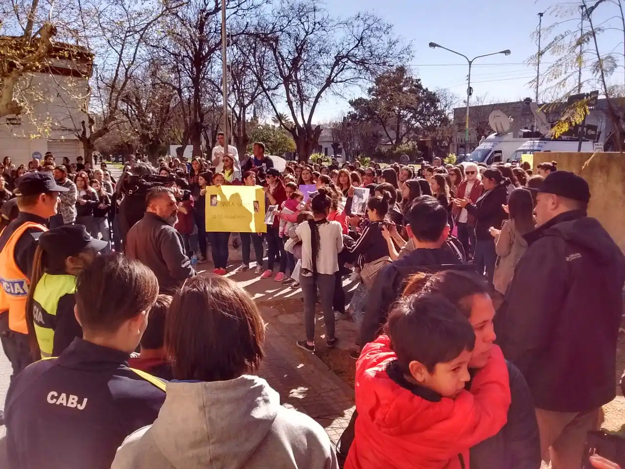 Chascomús: manifestantes tiraron piedras a la comisaría en marcha por Navila Garay