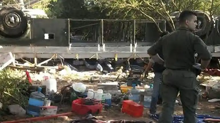 Desbarrancó un micro con gendarmes en Salta: al menos 40 muertos