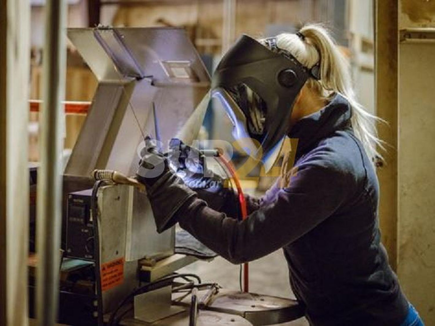 Convocan a mujeres jóvenes a capacitarse en soldadura e insertarse laboralmente en industrias