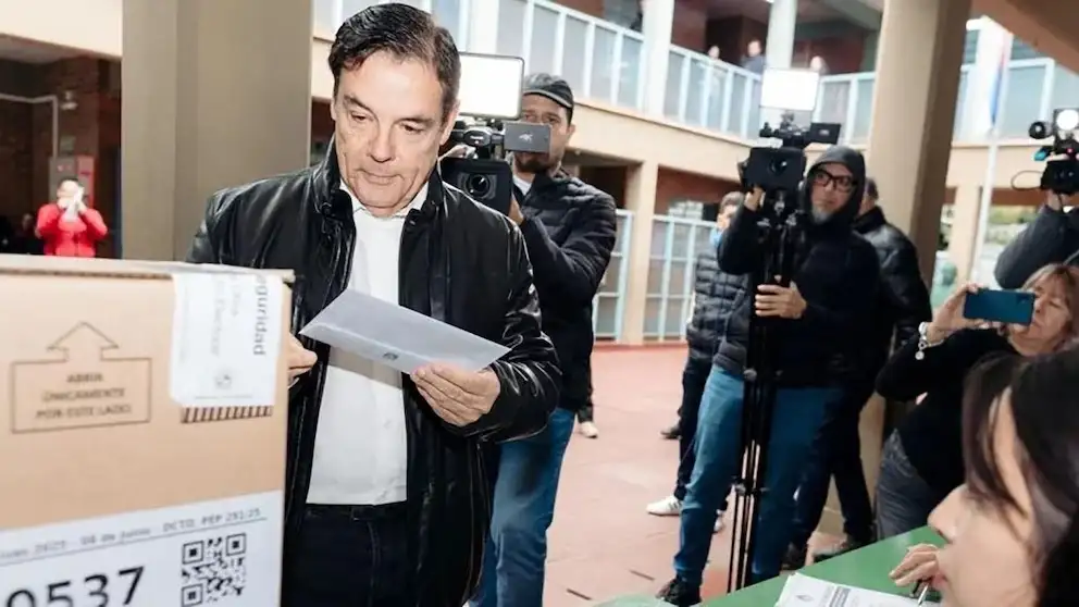 El exgobernador y líder del Frente Renovador de la Concordia, Carlos Rovira, emitió su voto este domingo.