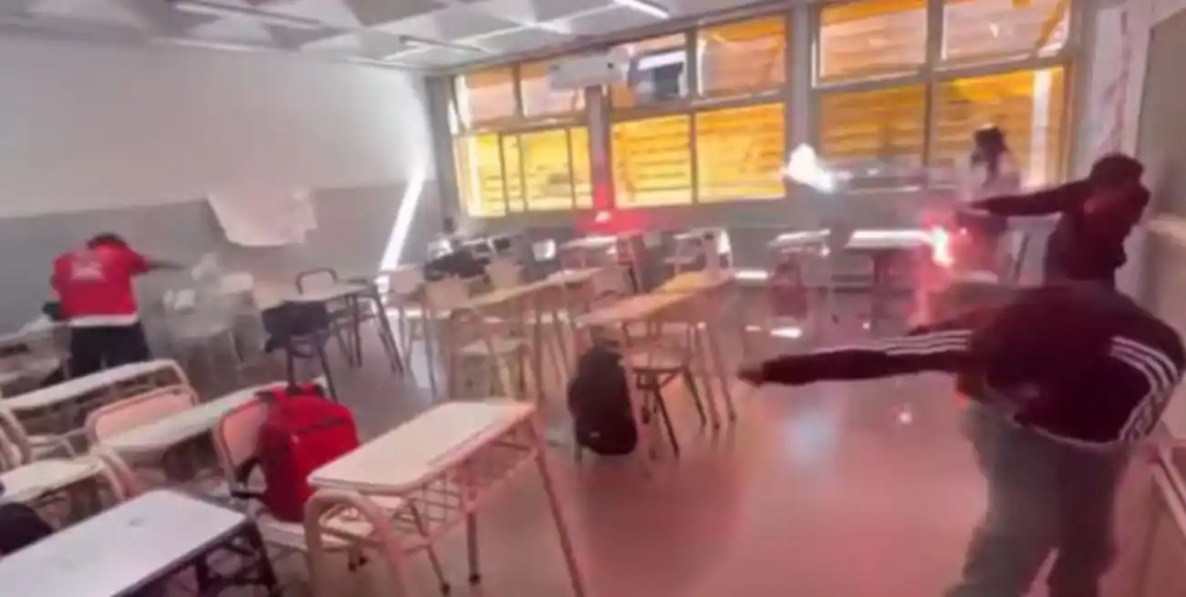Se viralizó un video de alumnos con bengalas dentro del aula y crece la preocupación.