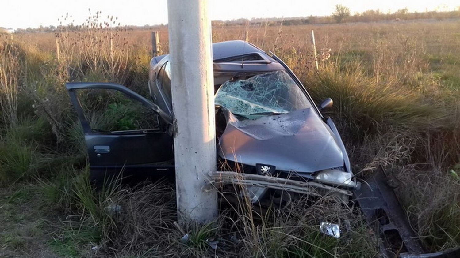 Murió el joven que chocó contra un poste de energía eléctrica