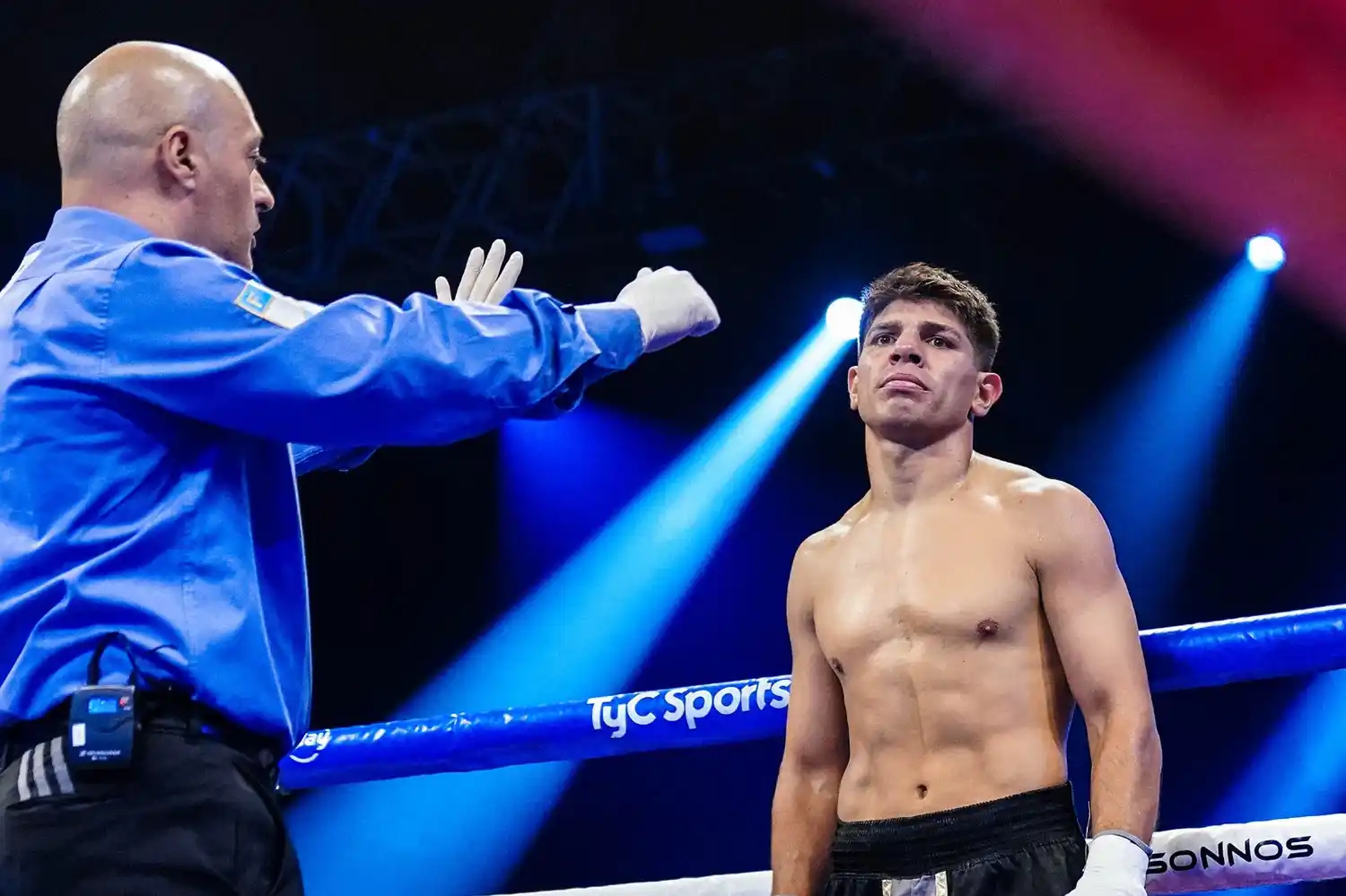 Santiago "El Tren" Sánchez recibiendo una cuenta de protección (Foto: Boxeo de Primera)