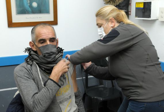 Por qué ya no es necesario esperar 14 días entre la aplicación de la vacuna contra el coronavirus y otras vacunas