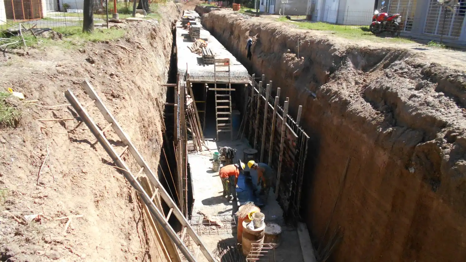 Esperanza: La provincia avanza en la obra de entubado del canal Alem