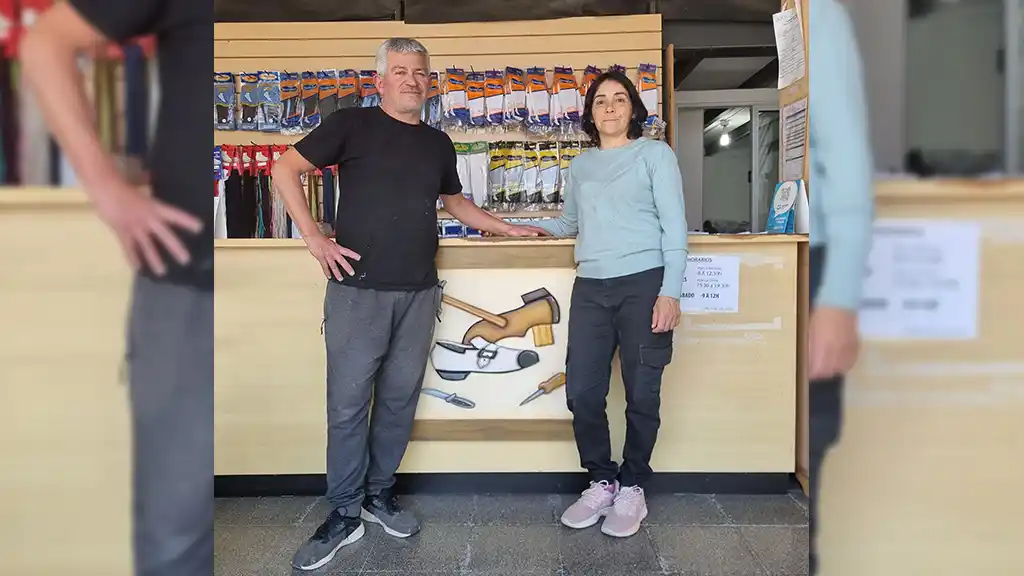 Claudio y Adriana destacan la creciente demanda de reparaciones y la importancia de mantener vivo el oficio.