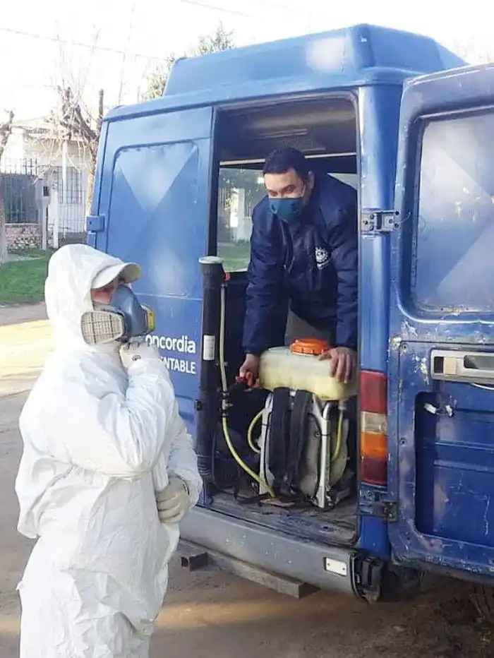La Municipalidad continúa con las tareas de fumigación  y desinfección en barrios  y espacios públicos