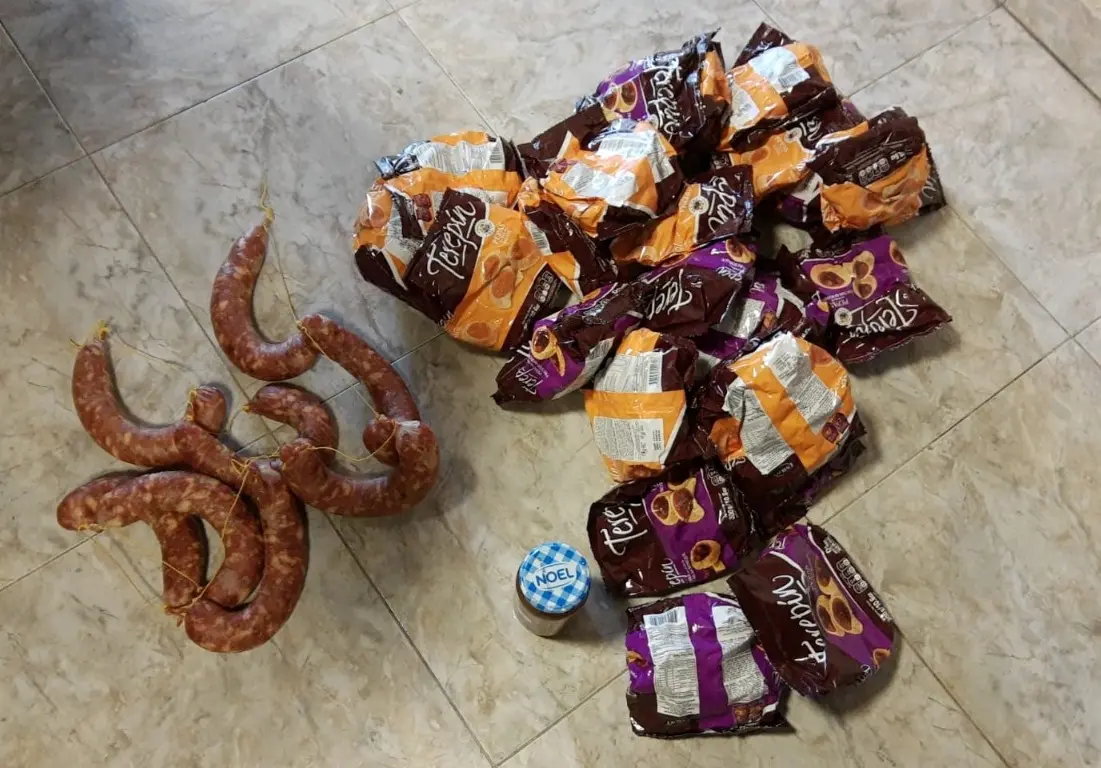 Decomisaron alimentos con vencimiento adulterado y otros sin rotular