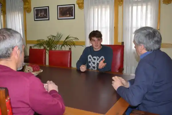 Franz Menzel fue recibido por el intendente antes de partir hacia el mundial de la clase 29er. en Barcelona