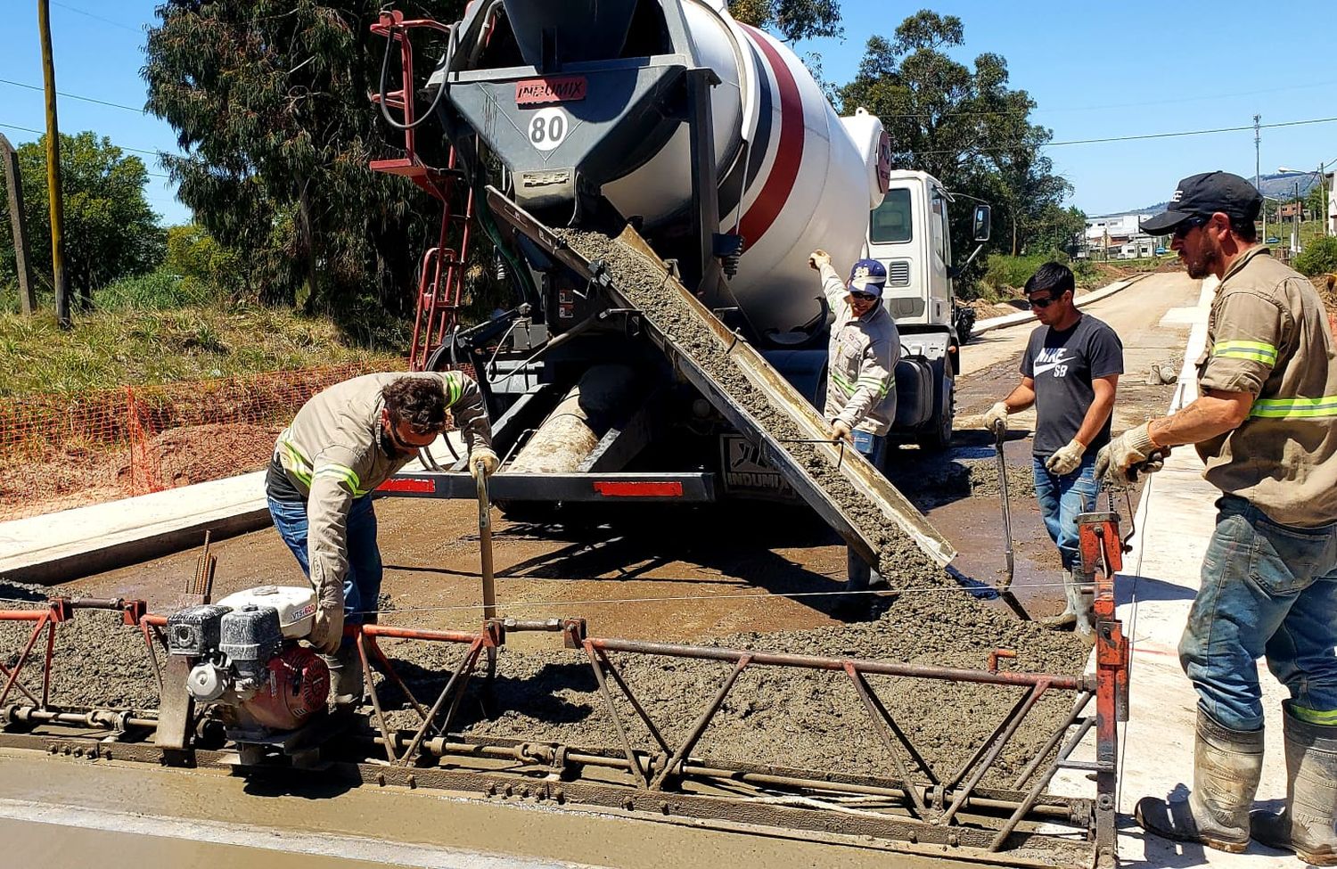 Continúan las obras de pavimentación en la ciudad.