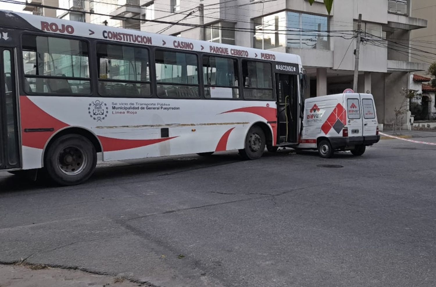 Violento choque entre un colectivo y una camioneta: los Bomberos rescataron al conductor